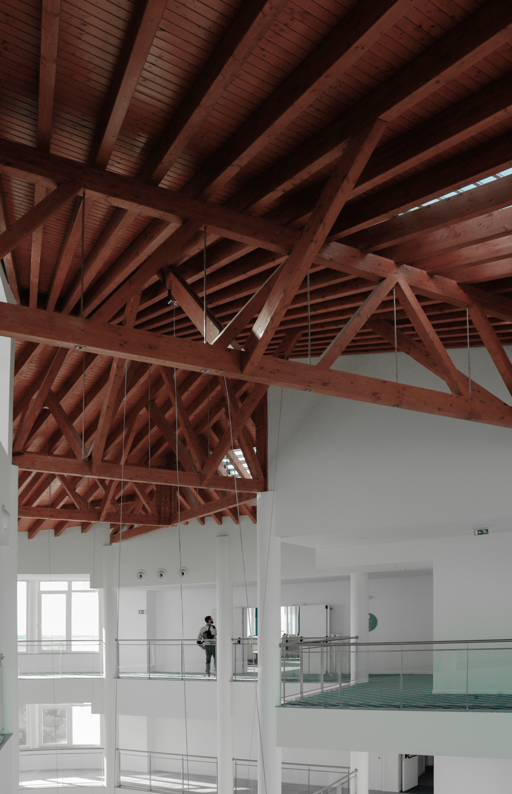 Hotel em Peniche, 2017 — estrutura de madeira do teto do átrio