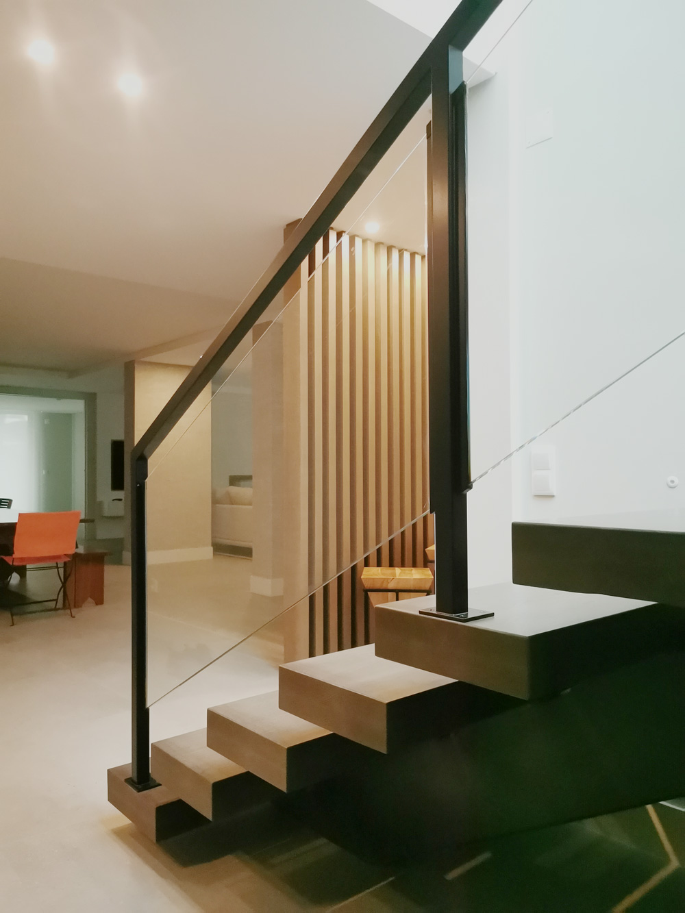 Casa de praia na Foz do Arelho, 2020 — escada de degraus suspensos em madeira