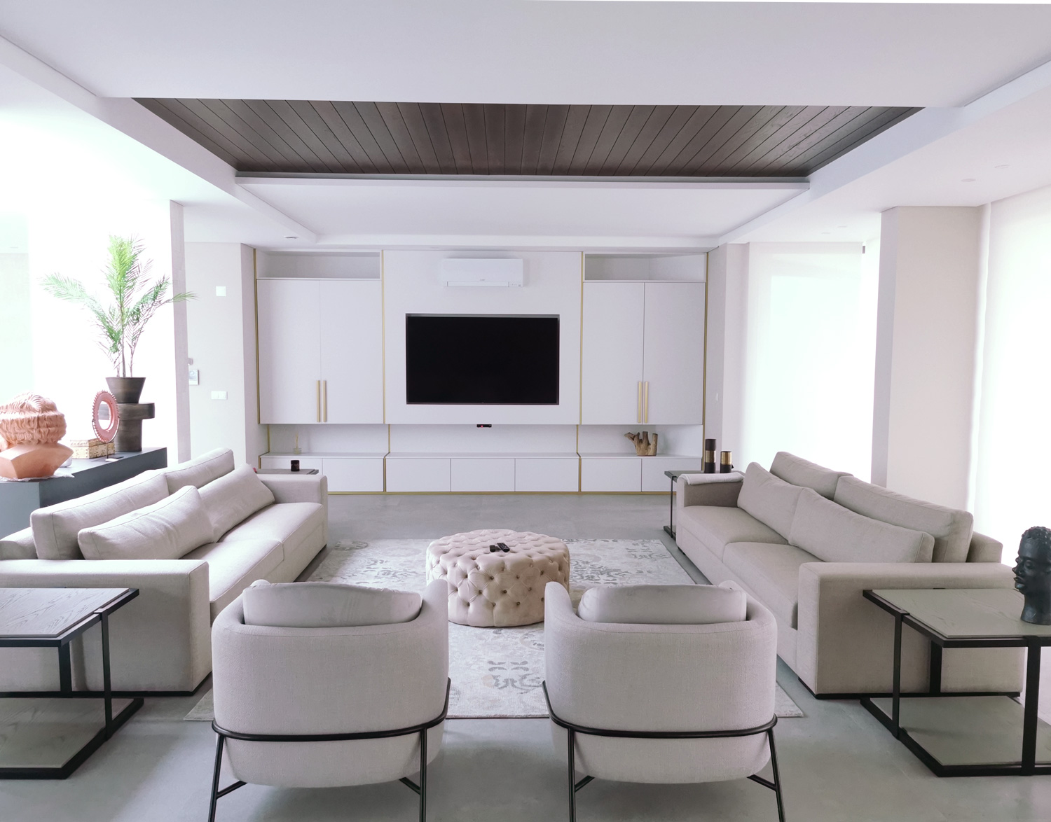 Casa de praia na Foz do Arelho, 2020 — sala com apainelado em madeira